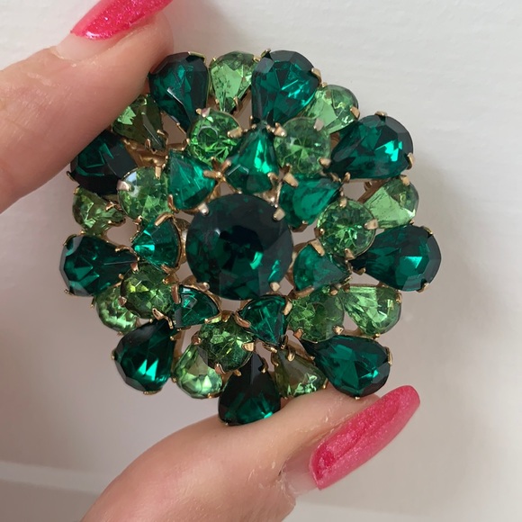 Vintage Gold-tone Green Rhinestone Domed Brooch - Picture 11 of 17